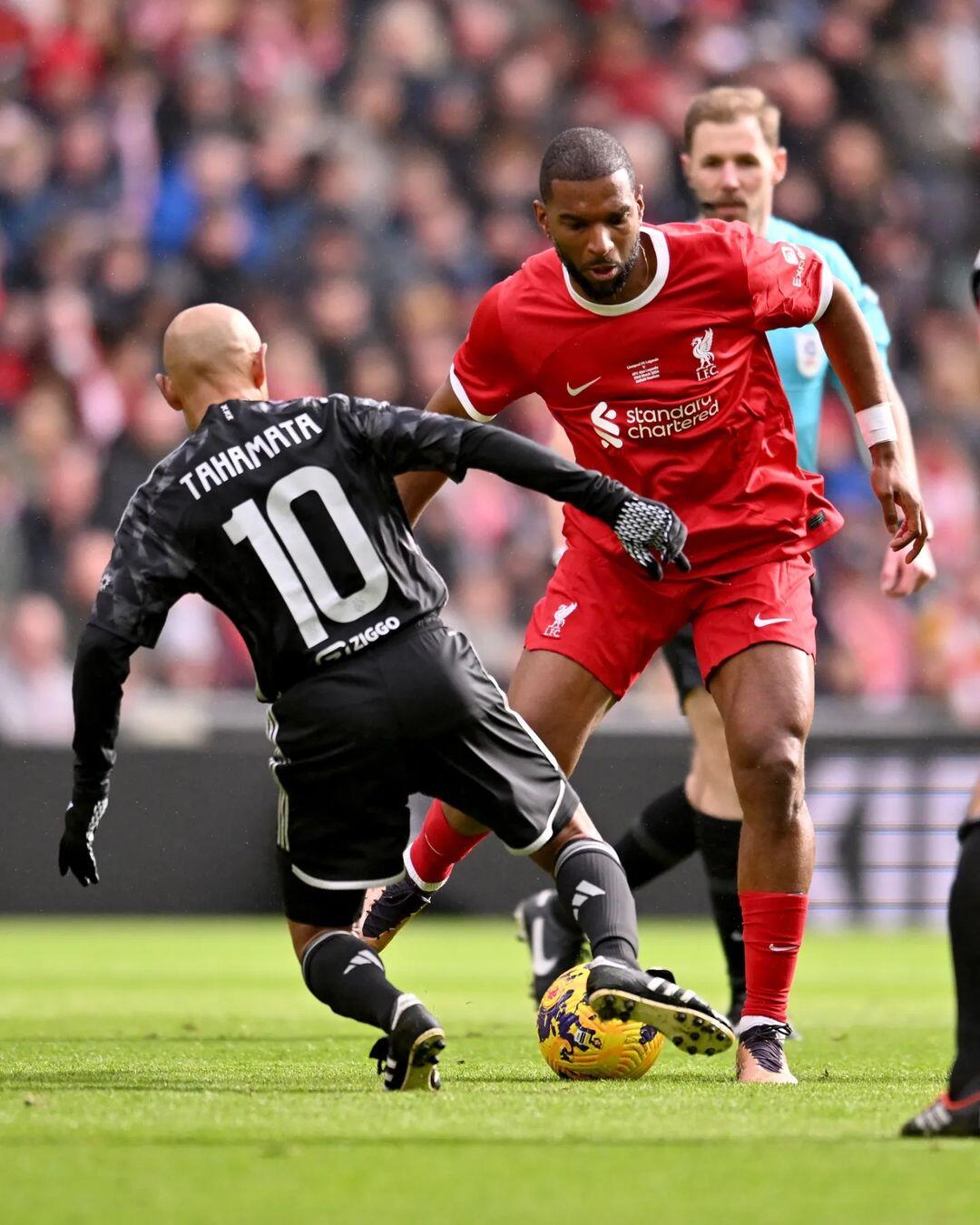 阿贾克斯被利物浦逼平，取得一分