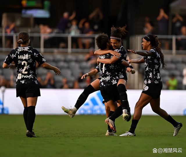 乐鱼登录-体验惊喜，球迷掌声如雷锣鼓雷动