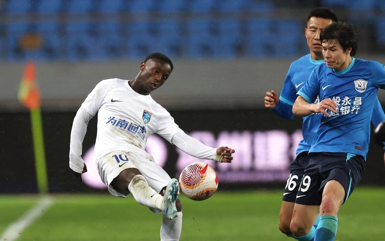 乐鱼体育线上网站-包含苏宁客场不敌权健，失去领头羊位置，中超竞争激烈的词条